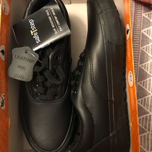 Size 7 nonslip shoes